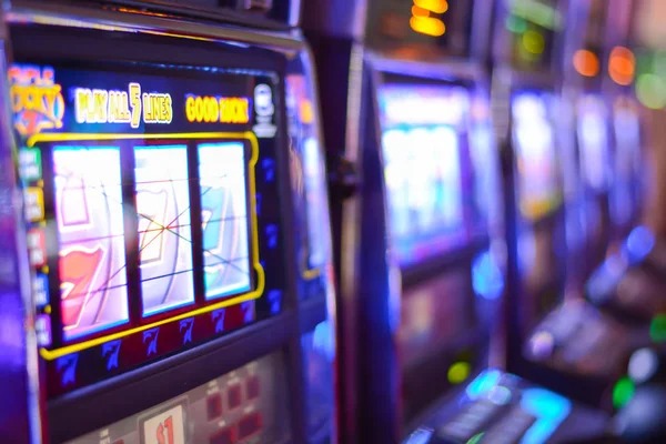 Diamond Empire slot game interface on 777luckyslot platform showing reels and paytable